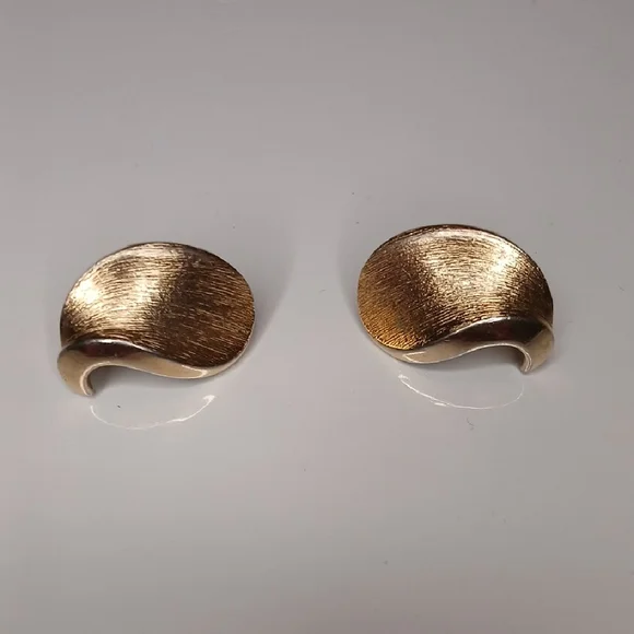 Vintage Signed Trifari Gold Wave Clip-On Earrings - Picture 1 of 7